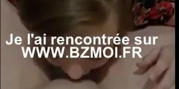 Elle broute la moule de sa copine dans les chiottes publiques !