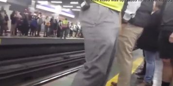 Guardia de seguridad del metro con la verga parada
