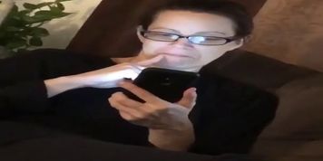 Woman wiggles toes while amazon shopping  (Tania Amazon)