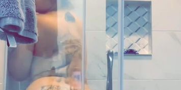 S.S having fun in the bathroom 2 (Duvy Inzunza, London Andrews, Sabella Monize)