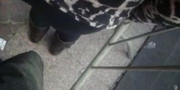 Kell encoxando com o marido do lado