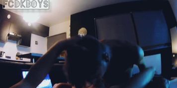 Schattige jongen zuigt grote lekkere lul van zijn vriend diep