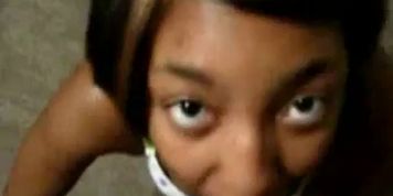 Negra gata tomando leitinho na cara