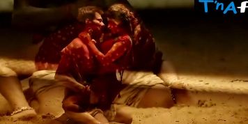 Sunny Leone Sexy Scene  in Ek Paheli Leela
