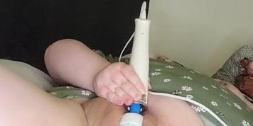 Squirting on my magic wand (Fatpussy)