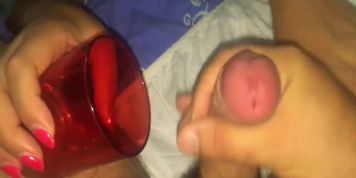 Beve sborra dal bicchiere questa ragazza pervertita e ingoia