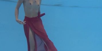 Underwater naked chick Hermione Ganger getting horny