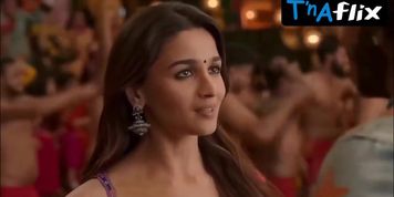 Alia Bhatt Butt,  Breasts Scene  in Rocky Aur Rani Kii Prem Kahaani