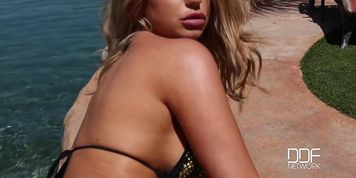 Brooklyn Chase - Screw Milf In The Pool