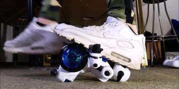 Roboter Crushing with Nike Air Max 90 (Trailer)