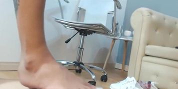 Lady gives me a dick crush domination