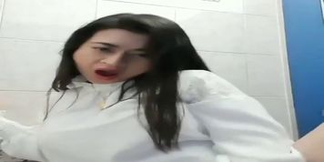 Thai girl in the School toilet
