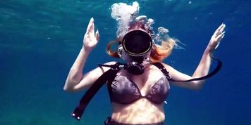 Kasanadra Lufi masturbates her hot twat in the sea