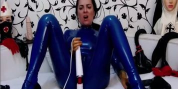 Breathplay in Latex Catsuit