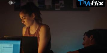Asli Melisa Uzun Sexy Scene  in Blutige Anfanger