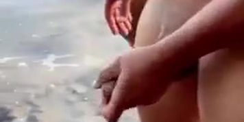 Esposa trepando na praia com desconhecidos