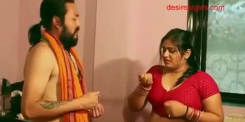 Sexy indian aunty exposing her nude body and sexy cleavage to get screw