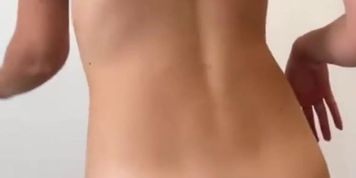 Milf Twerking without panties (Nubiles)