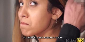 DEBT4k. Scopare sporco aiuta la bellezza a mantenere tutti i suoi vestiti alla moda (Roxy Lips)