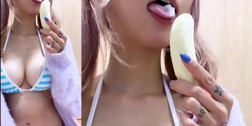 novinha chupando uma banana