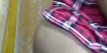 Chiquita rica colegiala ense&ntilde;a su sexy cuerpo