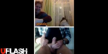Flashing 2 Omegle girls