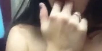 Hermosa latina se masturba antes de un ba&ntilde;o caliente! 