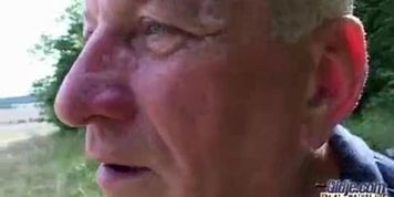 viejo folla con excelente tetona