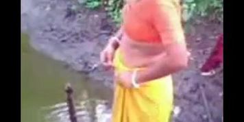 Bangla desi village bhabi bathing in public