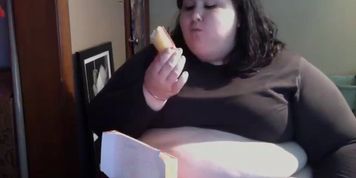 SSBBW TEEN STUFFING TWINKIES