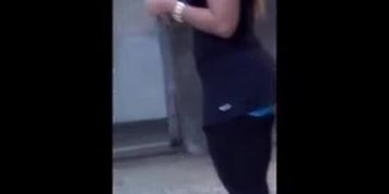 Promotora gata loira