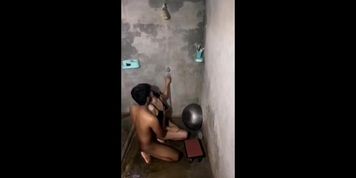 Pakistani Ladke Ne Padosi Ki Ladki Ko Bathroom Me Bandh Kr Choda Tg- @PREMIUMPRO69