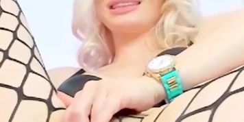 SEXY BLONDE WOMAN SQUIRT WITH DILDO