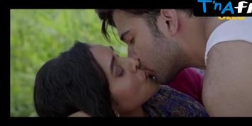 Anupriya Goenka Lesbian Scene  in Sultan Of Delhi