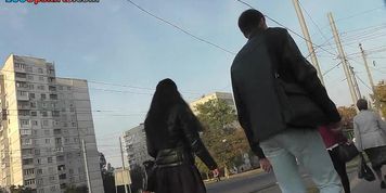 Real upskirts vid of a hottie walking with her boyfriend