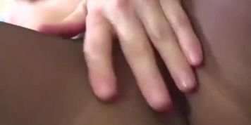 SAMMIE ROSE-LA COLORADA-SENSUAL CHICA LINDA SE MUESTRA EN EL MUEBLE LAS  PANTIMEDIAS NEGRAS SIN COSTURAS DESNUDAS