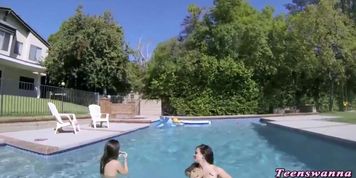 Teen les in pool eats out