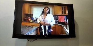 Walteenie shows mature hairy pussy