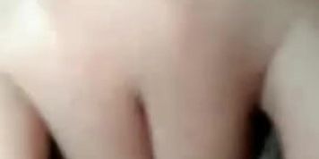 Sinend sakin habang nagdudukit siya