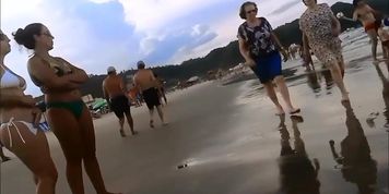 Gostosa de bikini branco na praia 1
