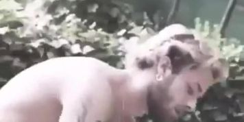 bel gris se lo chupa otro hombre