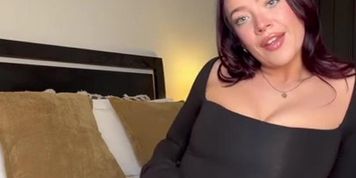 Emmariott Masturbates While Giving A JOI
