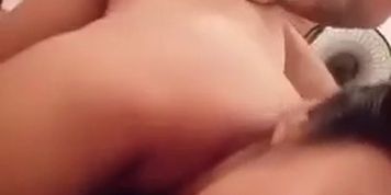 Mamando el culo de mi esposa 