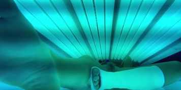 naked girl tanning in short leg cast slc