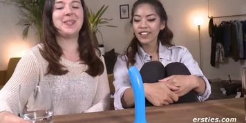 2 deutsche M&auml;dchen, 2 Dildos, 1 unglaublicher Shoot