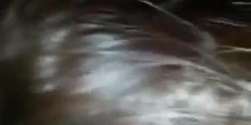 pompa di una bella ragazza