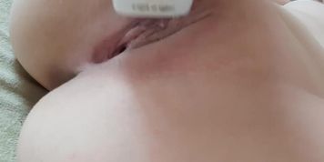 In hot summer day lazy girl mastrubate her wet pussy with ac remote control 
