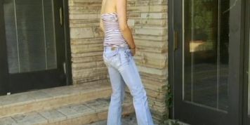 MONICA RE&Ccedil;OIT UNE FESS&Eacute;E &Agrave; L'EXT&Eacute;RIEUR &Agrave; LA PALETTE ET SES JOLIES FESSES SONT ASSEZ MEURTIES ROUGIES CRAMOISIES