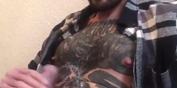 Magrinho tatuado gozando gostoso com sua pica pequena