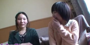Weird asian ho urinates